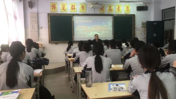 安阳县职业中专平面设计系开展女生青春期专题教育