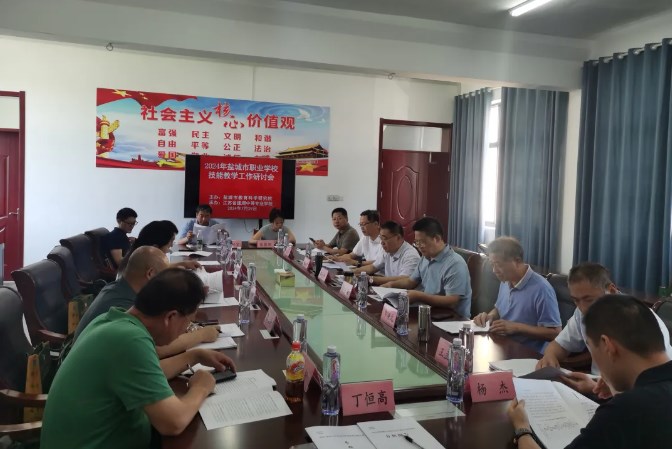 全市中职学考电子电工技能信息化平台操作培训会在建湖中专举行