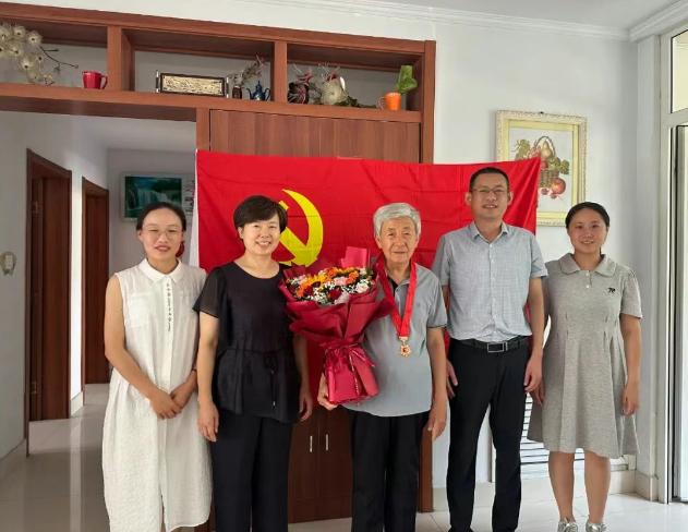 滨州市高级技工学校机关党委为老党员颁发“光荣在党50年”纪念章