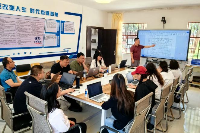 云南建投技工学校召开2025年专业人才培养方案修订评审会