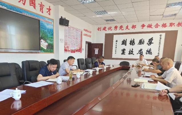县教育局党组书记、局长税典俊一行到巴东县实验高中调研指导工作